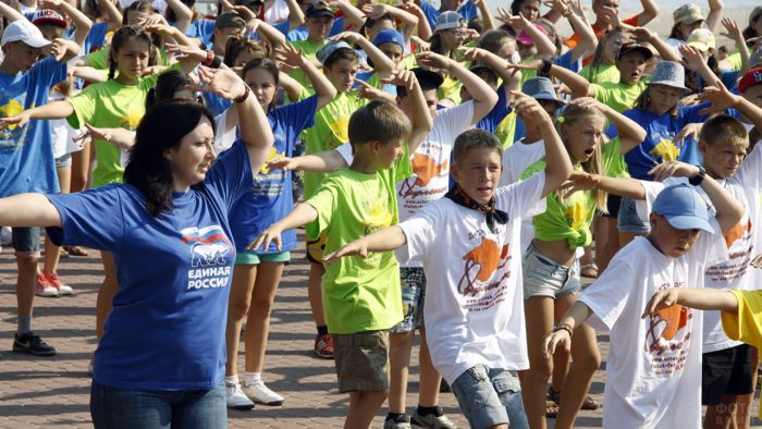 utrennjaja-zarjadka-v-letnem-lagere-v-feodosii-v-den-fizkulturnika