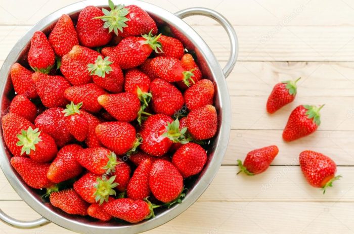 depositphotos_92613778-stock-photo-fresh-strawberries-in-retro-colander