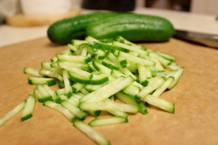 narezaem-solomkoj-ogurets