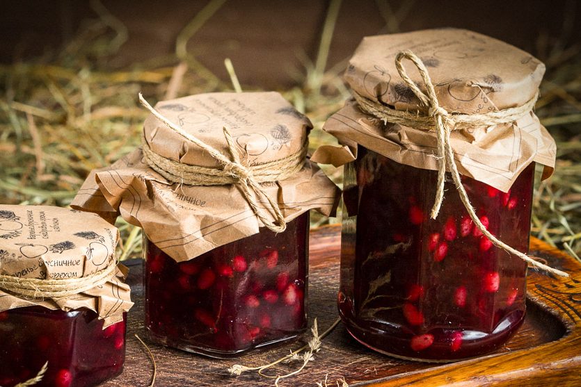 varene-iz-brusniki-yabloka-i-kedrovogo-orekha-e1537287850753