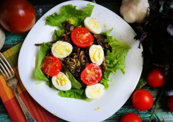salat-s-ghribami-i-pieriepielinymi-iaitsami-osnovnoe-foto-recepta