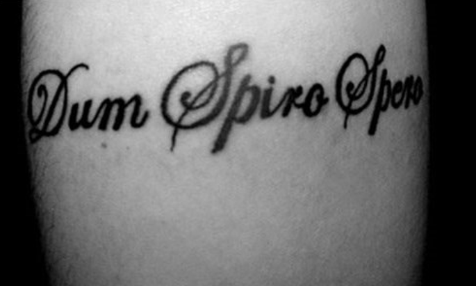 Пока дышу надеюсь латынь. Тату надписи на латыни. Татуировки Татуировки на латинском языке с переводом. Тату надписи на латыни фото. Пока живу надеюсь на латыни тату.