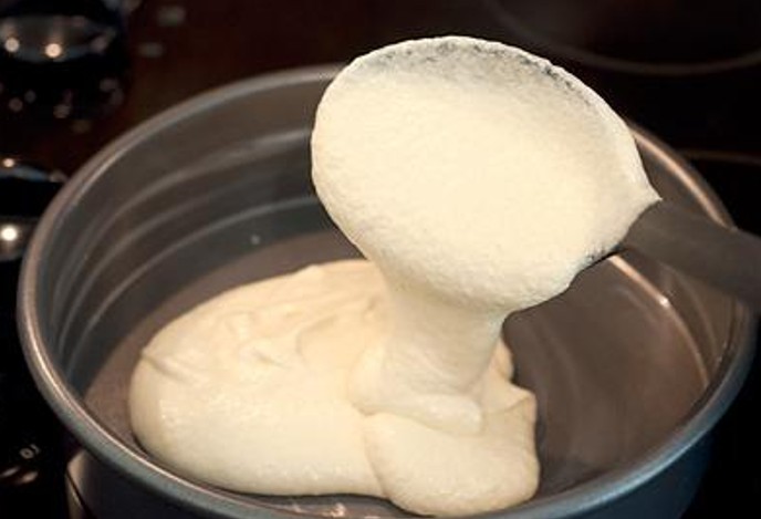 Jelly dough. Заливное тесто на молоке. Фото тесто пенится.