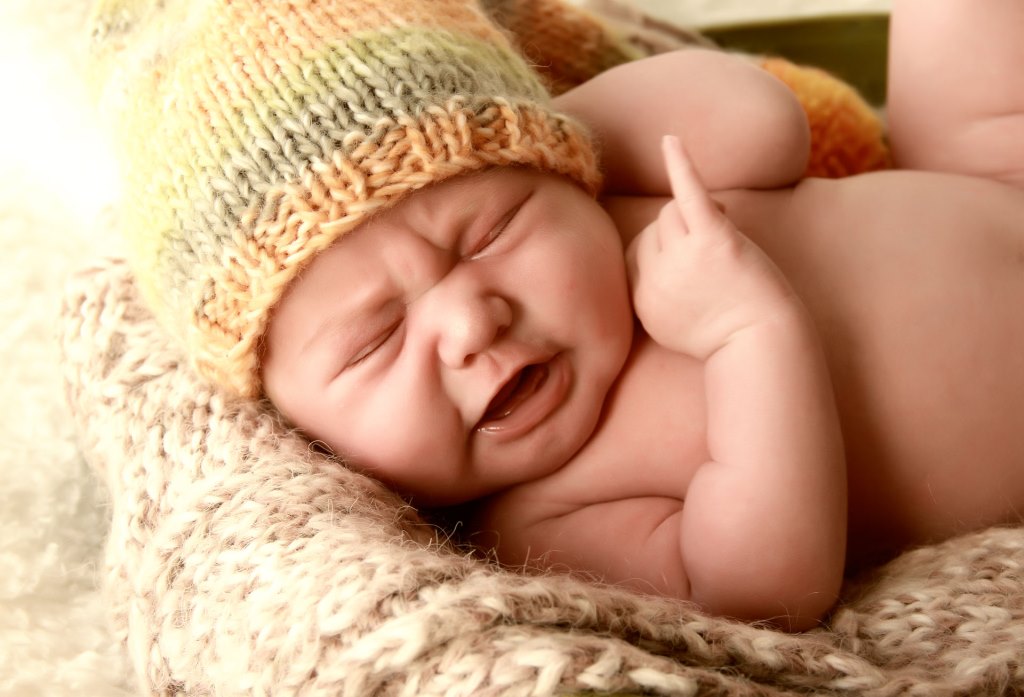 Почему новорожденный хрюкает. Новорожденные. Новорожденный плачет. Грудничок. Новорожденный кричит.