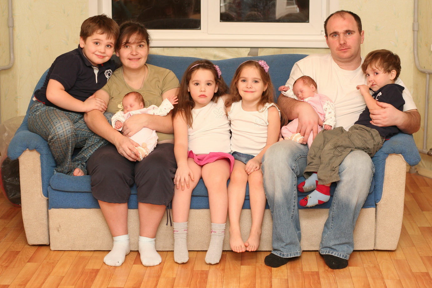 Многодетная семья и шестеро детей