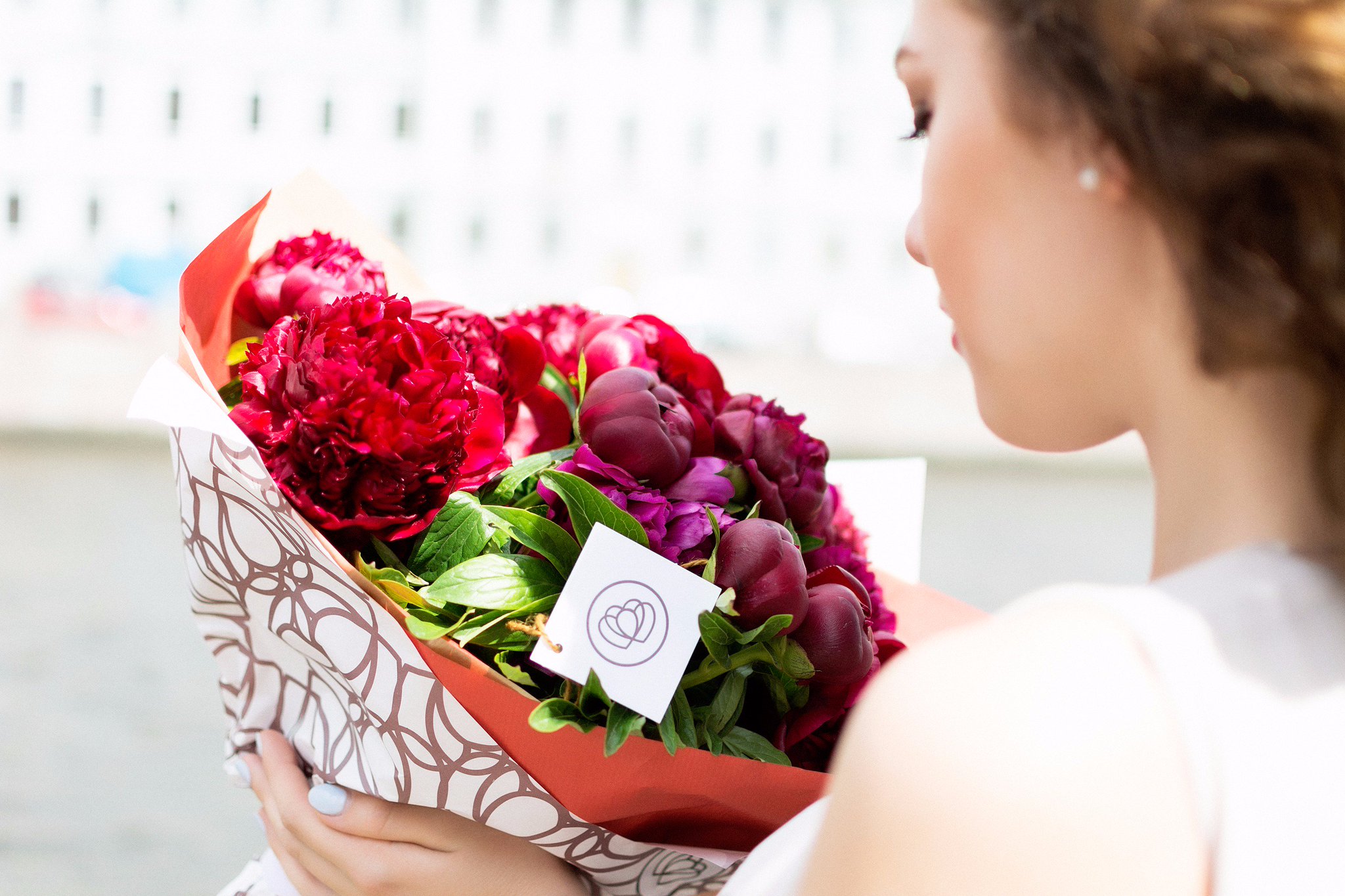 Какие цветы принято дарить на 8. Букет "женщине". Женщина с цветами. Букет цветов для девушки. Цветы подарок для девушки.