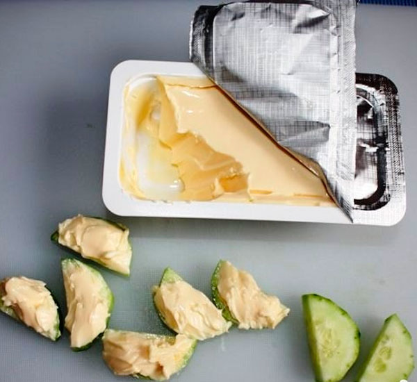 Выкладываем сыр на них