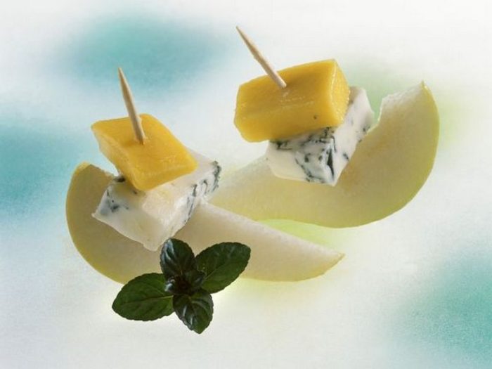 kanape-iz-golubogo-syra-i-grushi