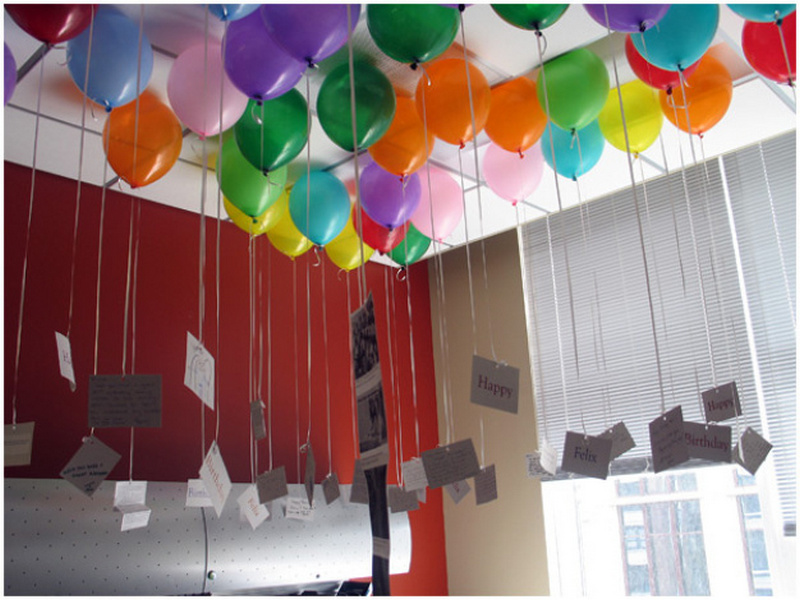 Оригинальное фото на день рождения. Сюрприз на день рождения. Украсить кабинет к Дню рождения. Украшение помещения на день рождения. Воздушные шарики с записками.