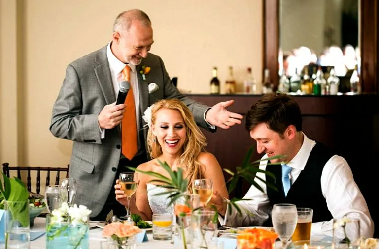 Тост невесты на свадьбе. Жених и невеста за столом. Невеста за столом. Молодожены за столом. Свадьба молодожены за столом.