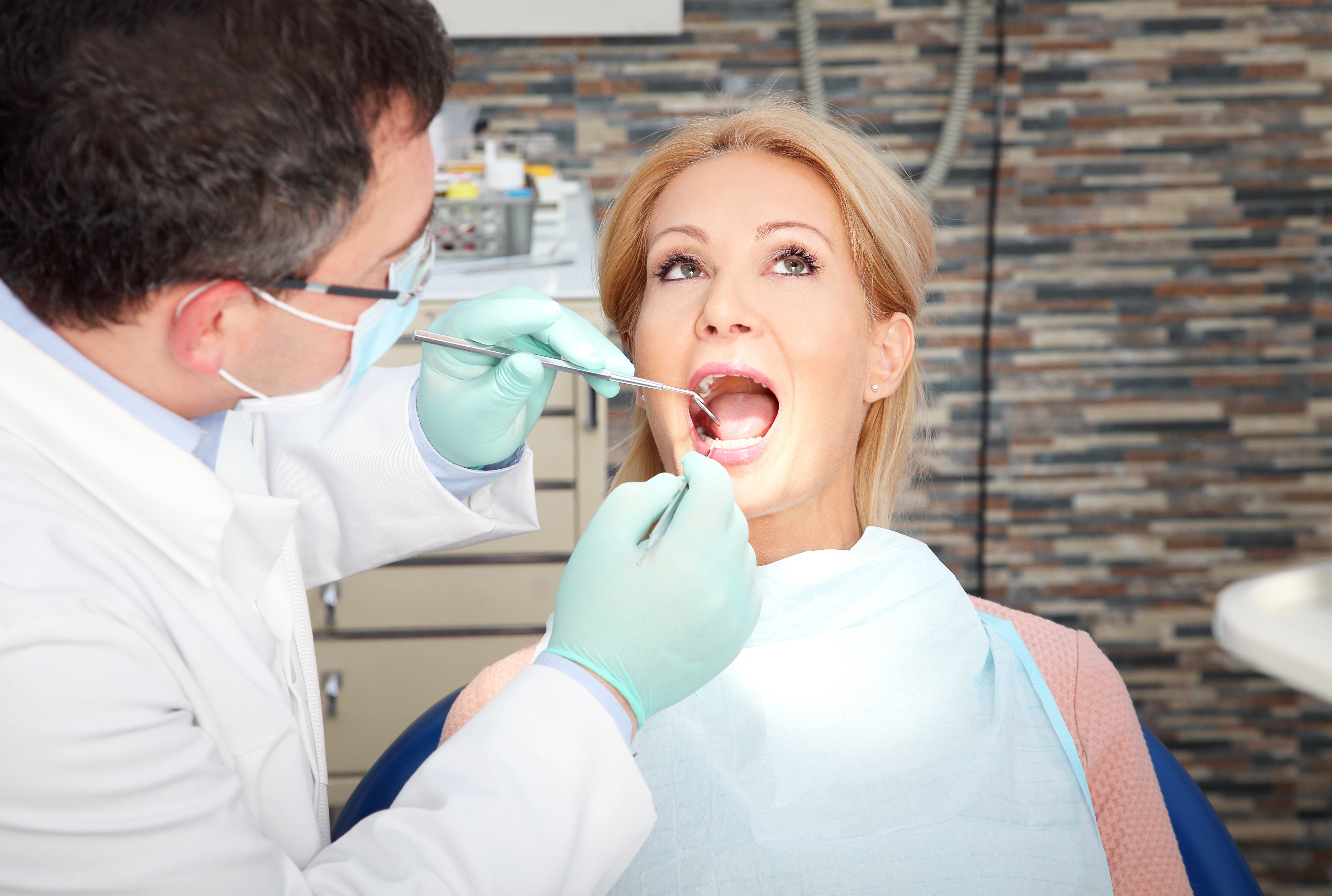 Врач стоматолог новое. Арт Дент Фрязино стоматология. Прием у стоматолога. Стоматолог и пациент. Осмотр стоматолога.